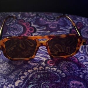 Elegant Tortoise Shell Sunglasses